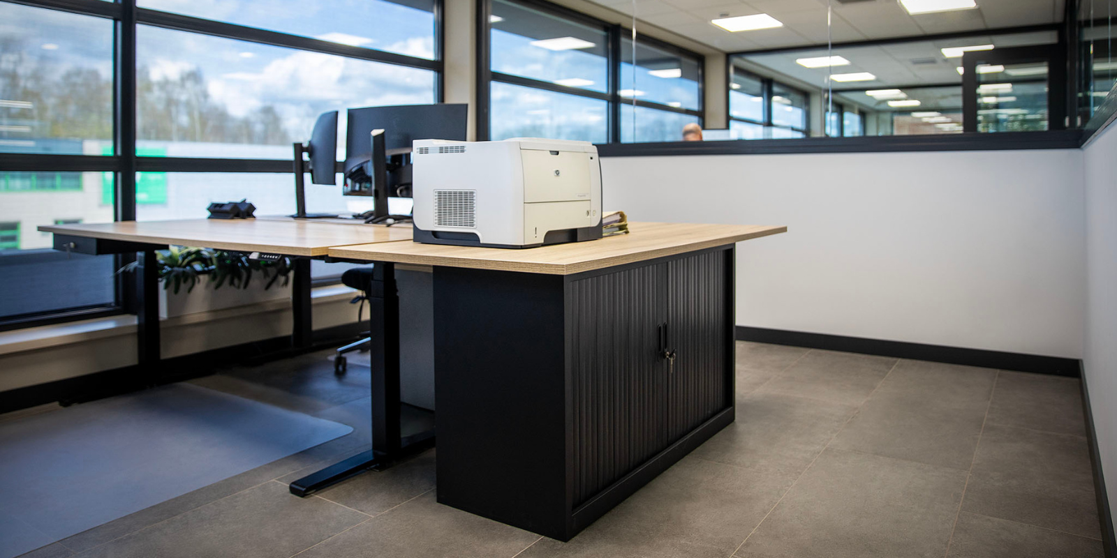 Bureau en roldeurkast van Furniture Link